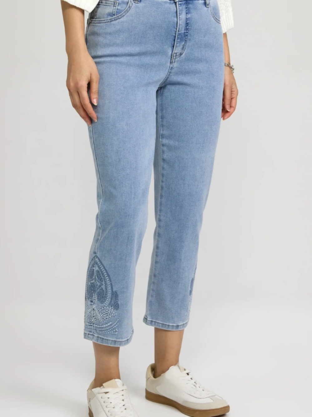 NWOT Laura Straight-Leg Capri Jeans Light Wash Denim Embroidered Cuff Size 6